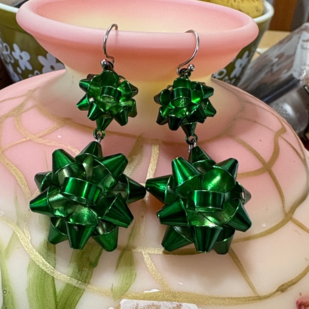 E92 Green Bow Earrings
